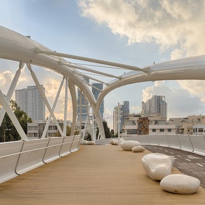 צילום ארכיטקטוני של גשר יצקח נבון בתל-אביב