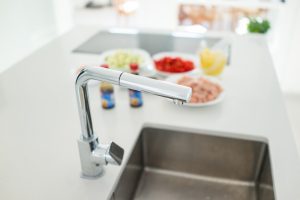 המדריך המקצועי לבחירת ברז נשלף למטבח: הרבה יותר מטרנד חולף