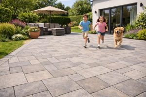 ריצוף חוץ לבתים עם ילדים וכלבים: מה באמת שורד שריטות, כתמים וריצה רטובה