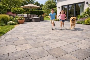 ריצוף חוץ לבתים עם ילדים וכלבים: מה באמת שורד שריטות, כתמים וריצה רטובה